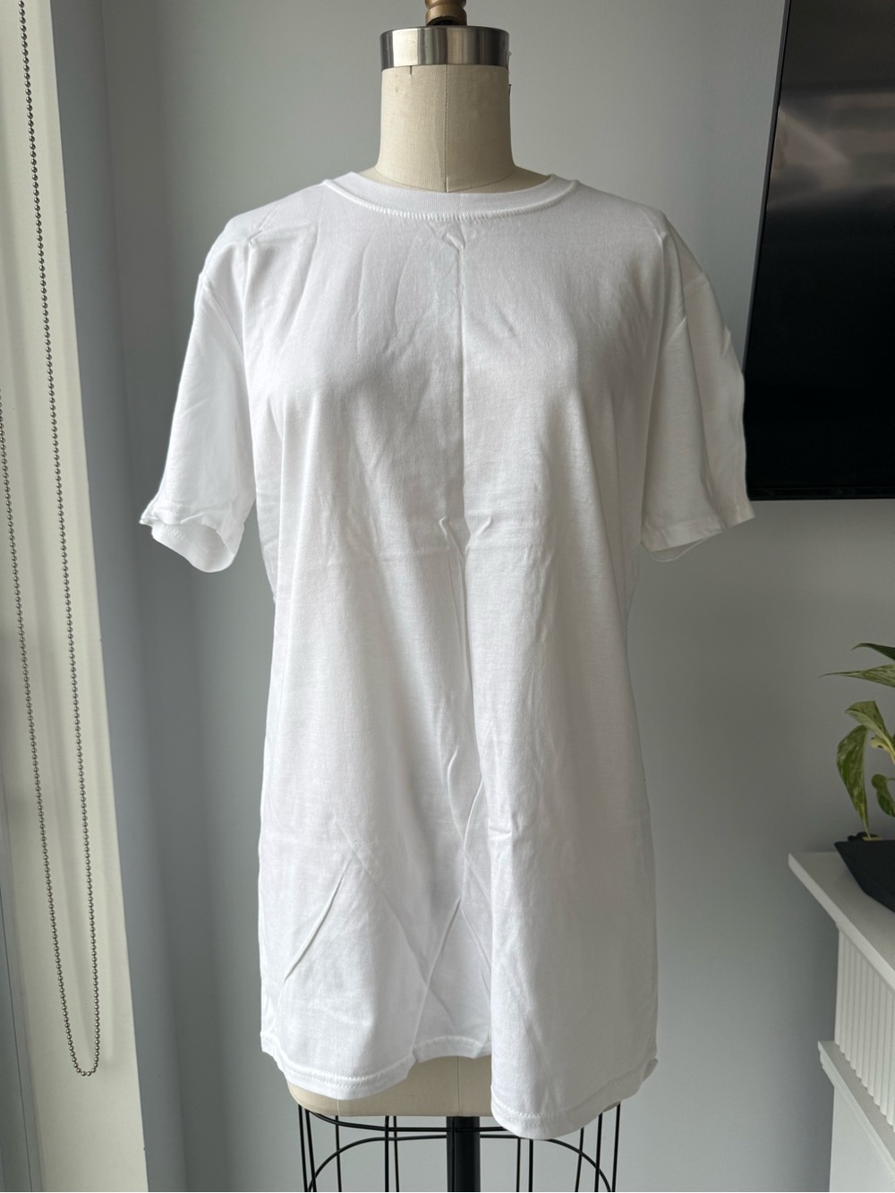 Gildan White T-Shirt with 'QUEEN WEST 00' Back Print - Picture 2 of 3